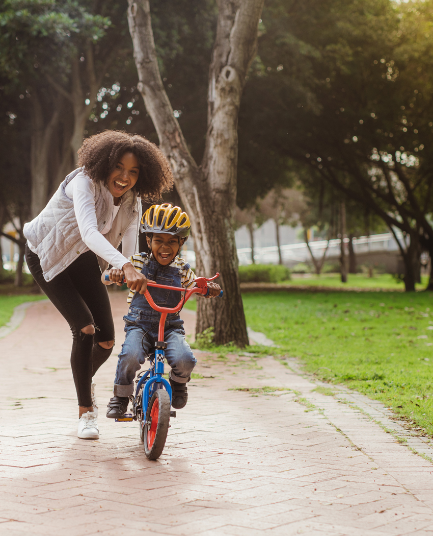 AdobeStock_246366486 Child learning to ride a bike
